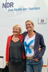 Mit "Beltretterin" Karin Neumann vor dem NDR-Übertragungswagen (Foto: privat)